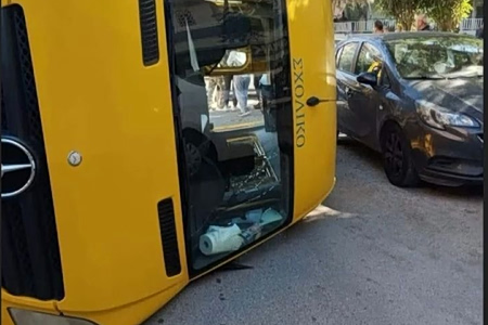 Παλαιό Φάληρο: Στιγμές τρόμου για μαθητές και συνοδούς – Σχολικό συγκρούστηκε με ΙΧ
