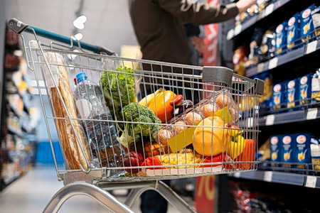 Γιατί η ακρίβεια θα επιμείνει ακόμα κι αν πέσουν οι διεθνείς τιμές