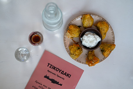 Στο Τσικουδάκι για αρωματικές τσικουδιές, αβγά με στάκα και σφακιανόπιτα