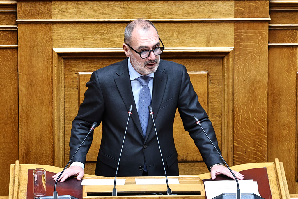 Νέες αιχμές για το επιτελικό κράτος και τους «χαλαρούς» βουλευτές