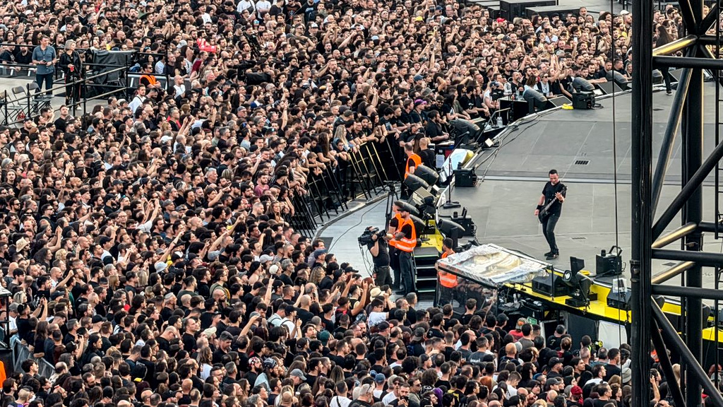 Οι Metallica ξεσήκωσαν το κοινό παίζοντας «Ζορμπά» και «Τρύπες»
