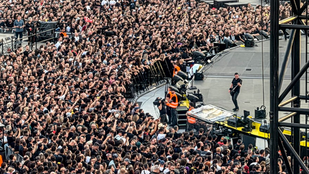 Οι Metallica ξεσήκωσαν το κοινό παίζοντας «Ζορμπά» και «Τρύπες»