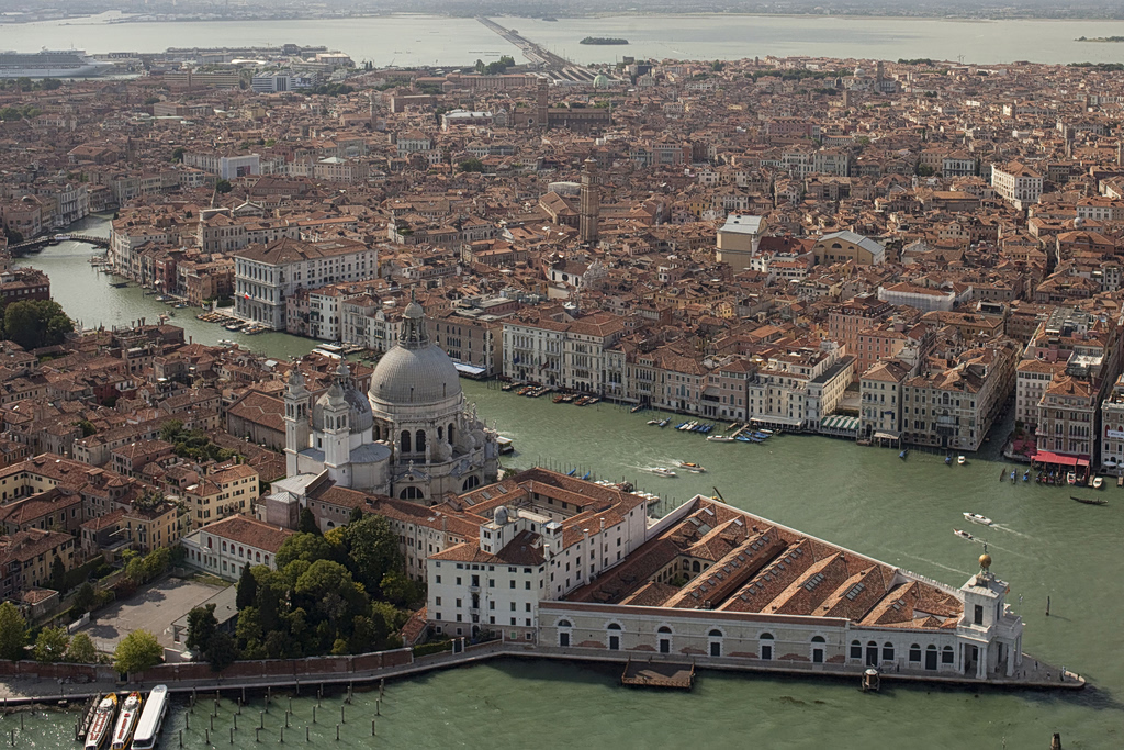 Palazzo Grassi & Punta della Dogana: Τα πετράδια του στέμματος του Φρανσουά Πινό στη Βενετία