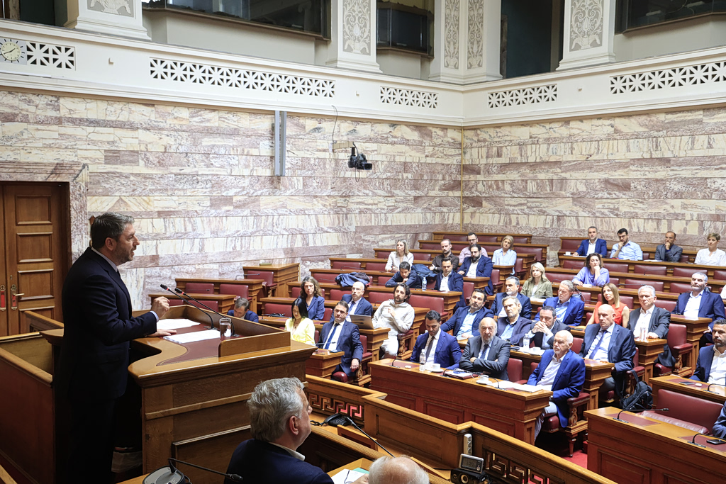 ΠαΣοΚ: Πυρά κατά Τσίπρα, υψηλοί τόνοι με την κυβέρνηση – Τι ζήτησε ο Ανδρουλάκης