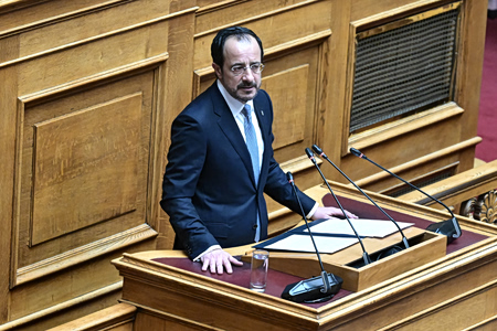 Χριστοδουλίδης στη Βουλή: «Ούτε ως σκέψη η λύση των δύο κρατών» – Η αιχμή για το «η Κύπρος κείται μακράν»