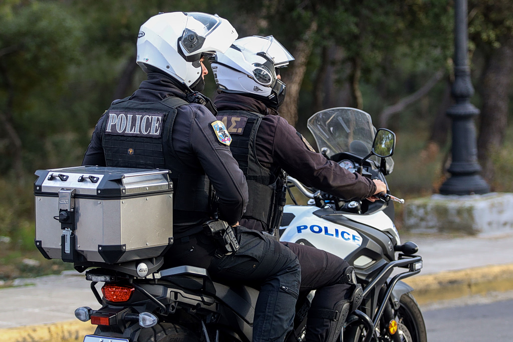 Επίθεση 80 Ρομά σε αστυνομικούς στα Άνω Λιόσια – Δάγκωσαν έναν, τρεις προσαγωγές