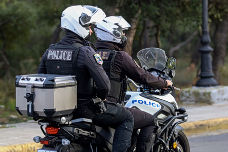Επίθεση 80 Ρομά σε αστυνομικούς στα Άνω Λιόσια – Δάγκωσαν έναν, τρεις προσαγωγές