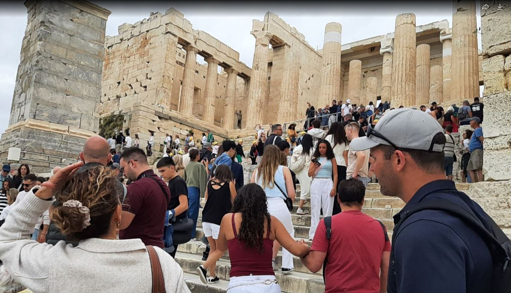 Ακρόπολη: Χωρίς ασανσέρ 5 από τις 7 μέρες – «Μάχη» για μια τουαλέτα, τα επικίνδυνα σημεία
