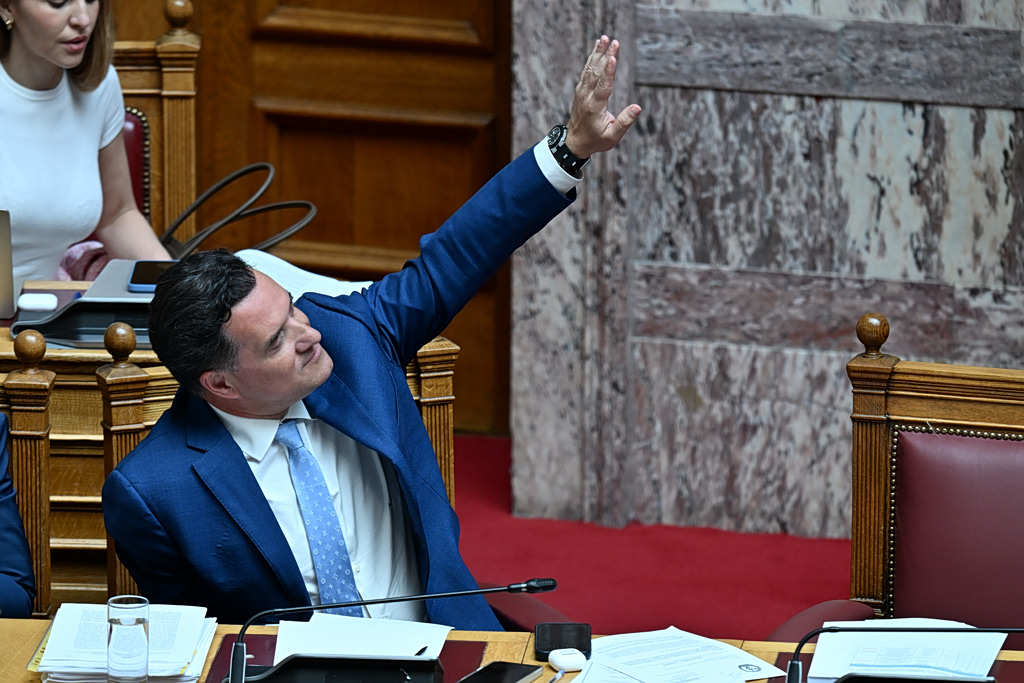 Νέος καβγάς Γεωργιάδη – Κωνσταντοπούλου στη Βουλή: «Μου προκαλεί αηδία – Είσαι βδέλυγμα»