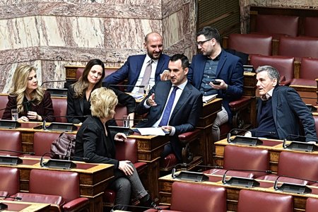 Κρίσιμες ώρες για τη Νέα Αριστερά: Μετρά απώλειες, φόβοι για νέες αποχωρήσεις