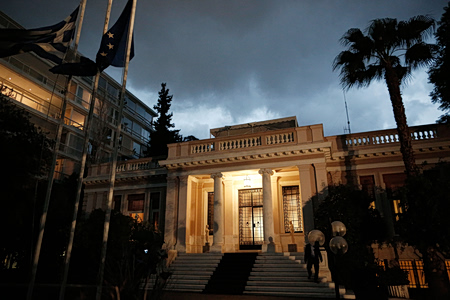 Εκλογές: Πώς «διαβάζει» το Μαξίμου τη δυναμική Τσίπρα-Καρυστιανού, η σφήνα Σαμαρά