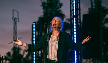 Patti Smith στον Λυκαβηττό: Όταν το ροκ επιστρέφει στη φυσική του θέση