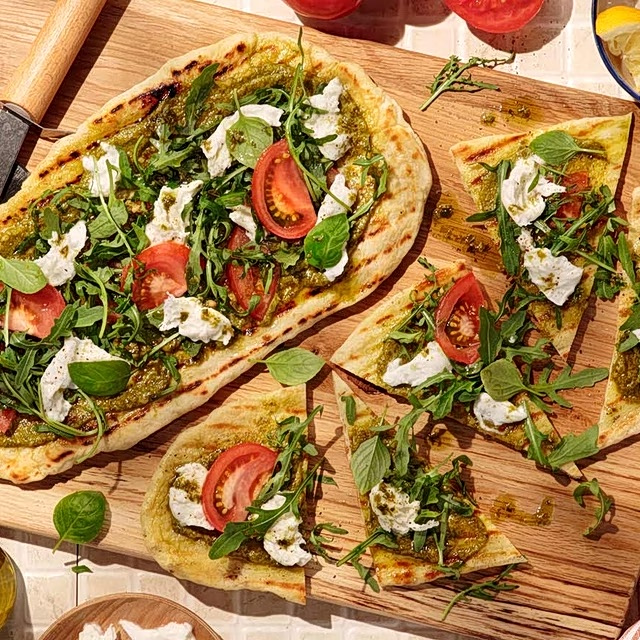Flatbread με πέστο, μοτσαρέλα & ντομάτα