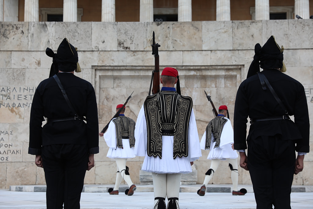 Γενοκτονία Ποντίων: Με ποντιακές στολές η αλλαγή φρουράς στο Μνημείο του Αγνώστου Στρατιώτη