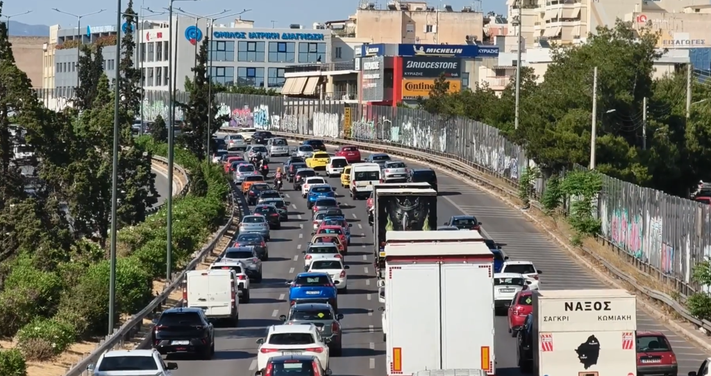Κίνηση: Καραμπόλα με οκτώ οχήματα στον Κηφισό – Στο «κόκκινο» το Λεκανοπέδιο της Αττικής