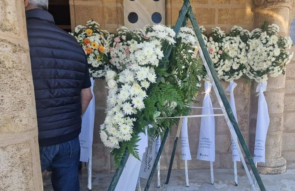 Ρόδος: Θρήνος στην κηδεία μητέρας και κόρης