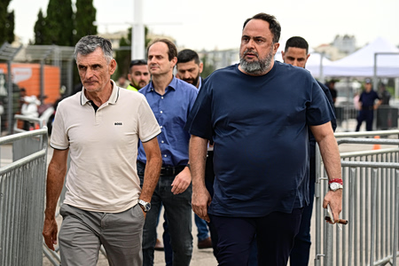 Ολυμπιακός – Φενέρμπαχτσε: Ο Βαγγέλης Μαρινάκης στο ΟΑΚΑ – Μαζί του ο Μεντιλίμπαρ