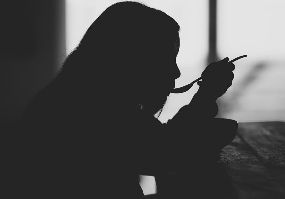 «Ό,τι έτρωγε, το έβγαζε» – Το μαρτύριο της νευρικής βουλιμίας, οι μικρές ηλικίες, τα πρώτα σημάδια