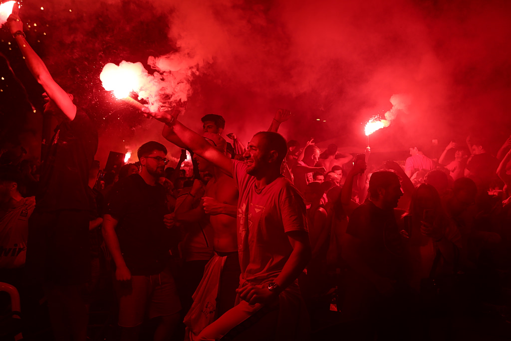 Ξέφρενοι πανηγυρισμοί σε όλη την Ελλάδα για τον Ολυμπιακό
