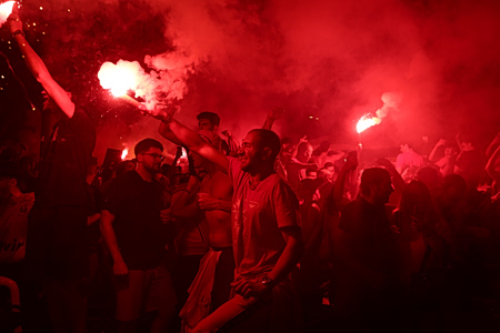 Ξέφρενοι πανηγυρισμοί σε όλη την Ελλάδα για τον Ολυμπιακό