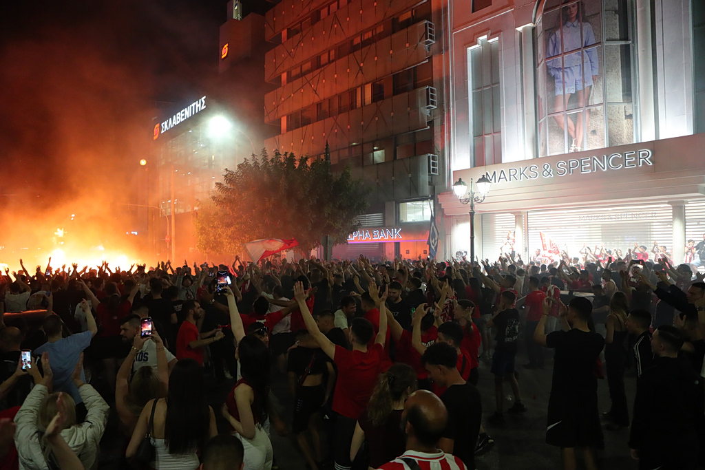 Ολυμπιακός: Ξέφρενοι πανηγυρισμοί στον Πειραιά για την κατάκτηση της EuroLeague
