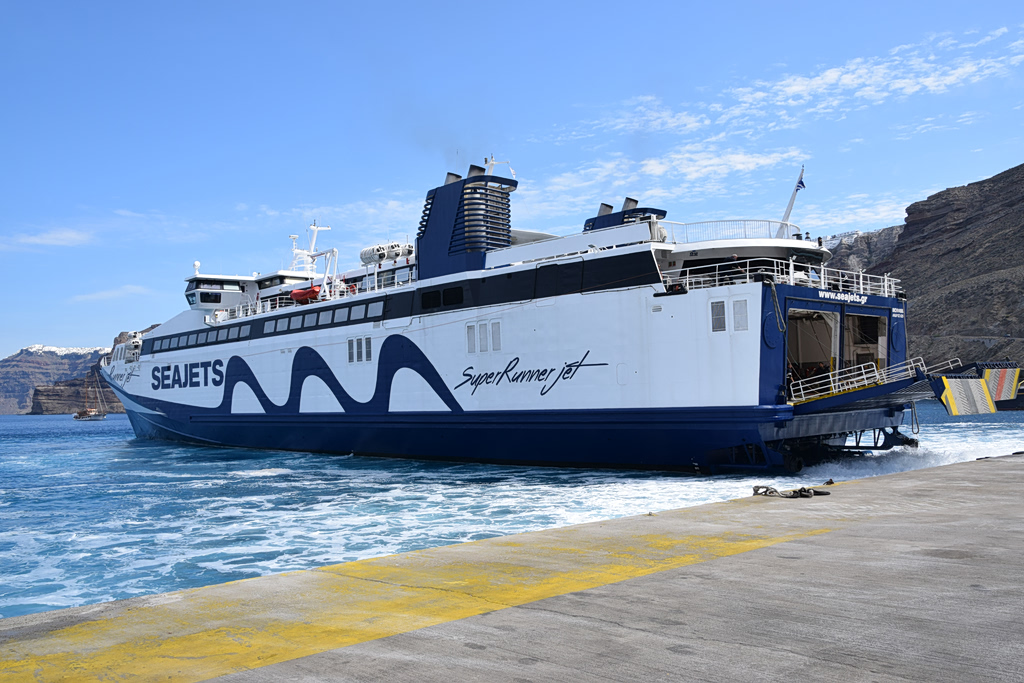 Επακούμβηση κατά τον ελλιμενισμό του Superrunner Jet στην Πάρο