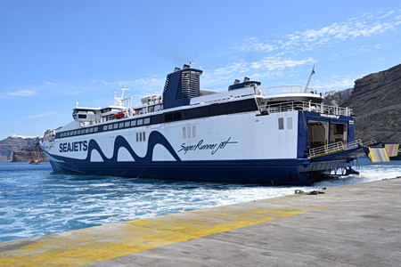 Επακούμβηση κατά τον ελλιμενισμό του Superrunner Jet στην Πάρο