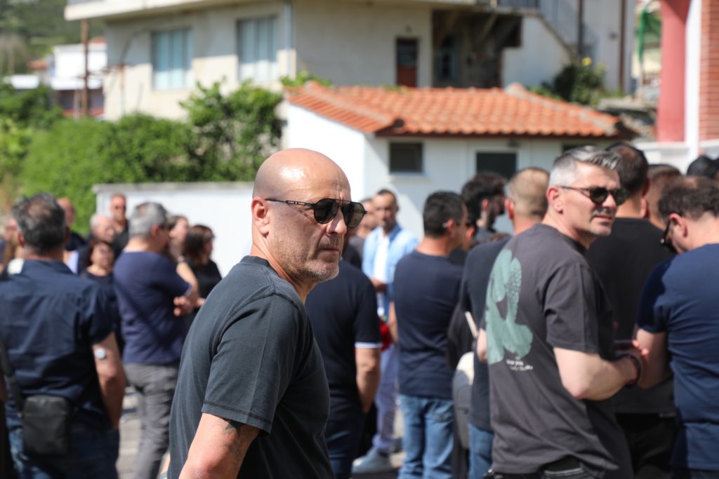 Το τελευταίο «αντίο» στον Παρασκευά Αντζα – Συγκίνηση και στεφάνια από τον Ολυμπιακό