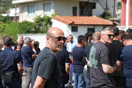 Το τελευταίο «αντίο» στον Παρασκευά Αντζα – Συγκίνηση και στεφάνια από τον Ολυμπιακό