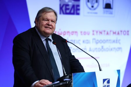 Βολές Βενιζέλου για Κώδικα: «Ο νομοθέτης δεν εμπιστεύεται τους Δήμους;» – Ροπή κατοχύρωσης κυβερνητικών Δήμων βλέπει ο Παυλόπουλος