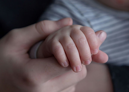 Κρήτη: Στη φυλακή η 25χρονη μητέρα του τρίχρονου κοριτσιού που νοσηλεύεται στη ΜΕΘ