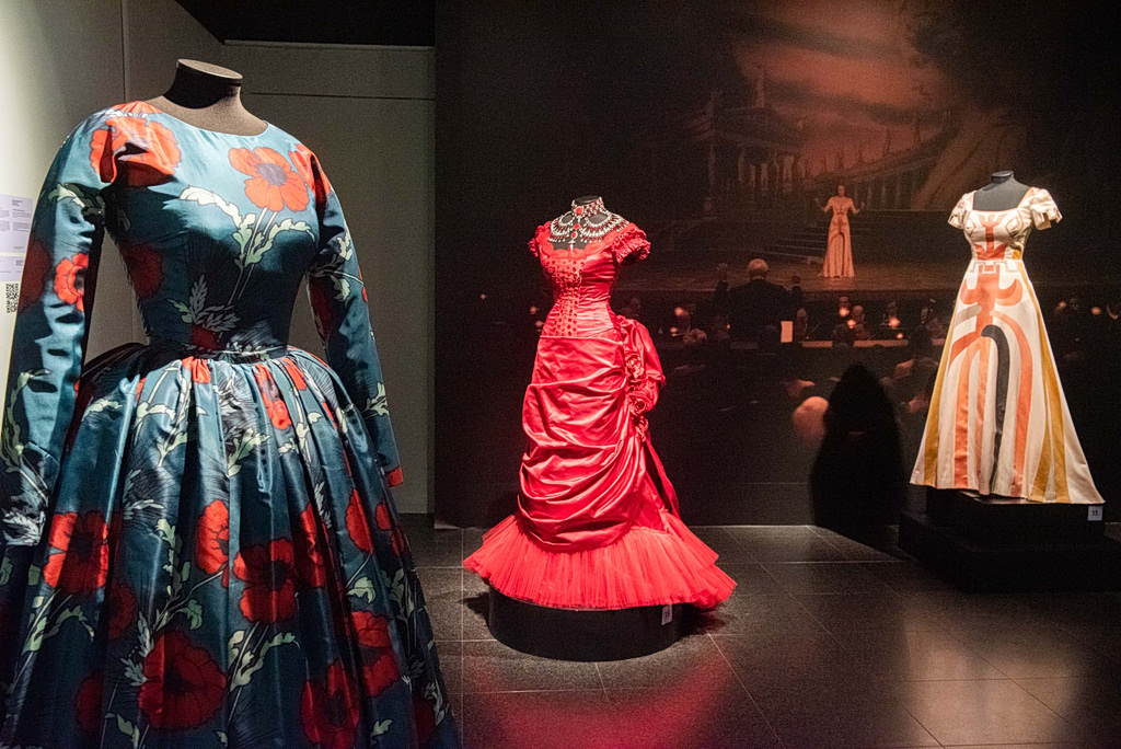 «Maria La Callas»: 18 κοστούμια της ταινίας με την Αντζελίνα Τζολί στο Μουσείο Μπενάκη