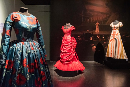 «Maria La Callas»: 18 κοστούμια της ταινίας με την Αντζελίνα Τζολί στο Μουσείο Μπενάκη