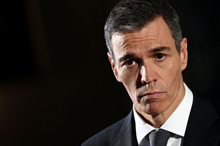 Ισπανία: Σκάνδαλα και έφοδοι της αστυνομίας πιέζουν την κυβέρνηση Σάντσεθ για εκλογές