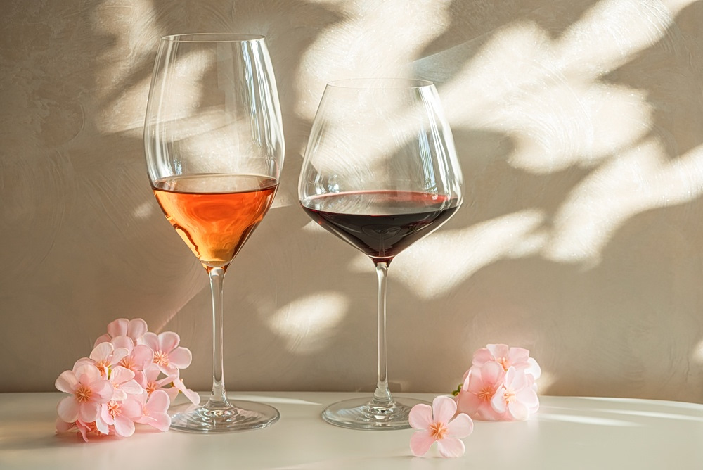 Καλωσορίζουμε το καλοκαίρι με 10 κρασιά να τα πιεις στο ποτήρι