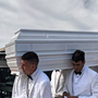 Κηδεία Μαστροκώστα: Σπαράζει η μητέρα της – «Λουλούδι μου, αστέρι μου σε φέρανε»