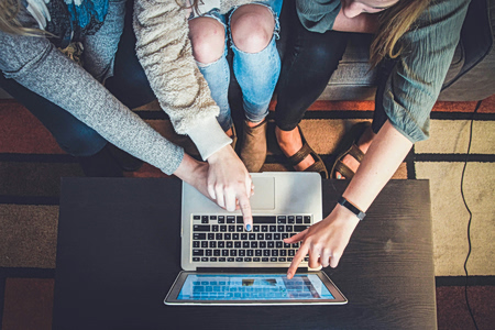 Πόσα ξοδεύουν οι Έλληνες σε online αγορές και τι επιλέγουν