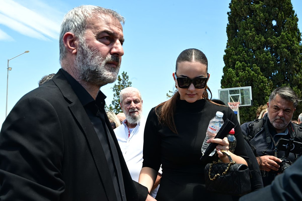 Κηδεία Μαστροκώστα: Ράγισαν καρδιές Τραϊανός και Βικτώρια Δέλλα, οι επικήδειοι