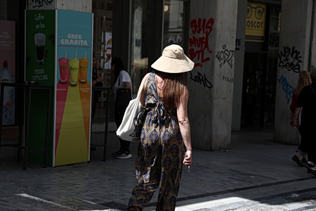 Καλοκαιρινός καιρός την Πέμπτη με 34άρια - Πού θα βρέξει το μεσημέρι