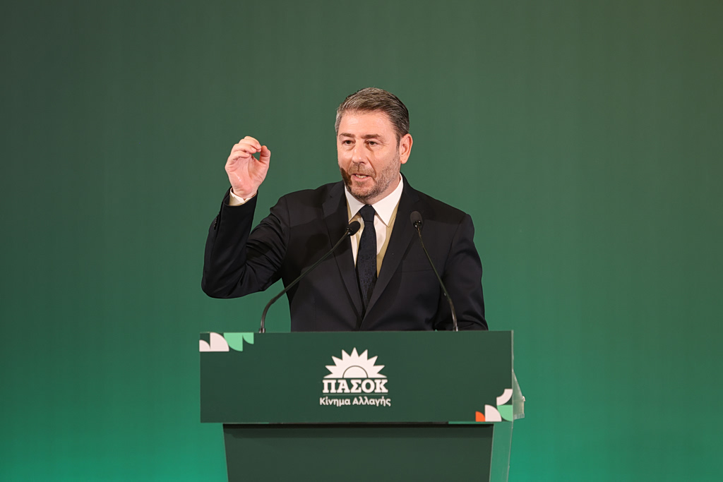 ΠαΣοΚ: Ο «αναντικατάστατος» Κυριάκος και ο «κακός αντιγραφέας» Αλέξης