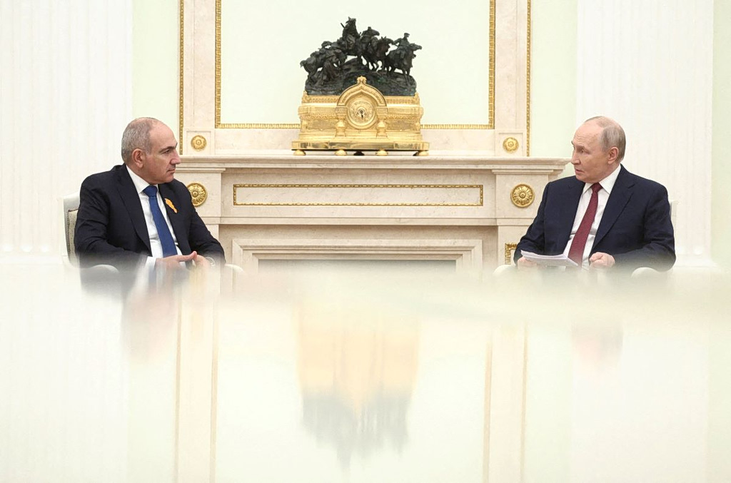Ρωσία: Επιβάλλει εμπορικούς περιορισμούς στην Αρμενία και απειλεί με κλιμάκωση λόγω ΕΕ