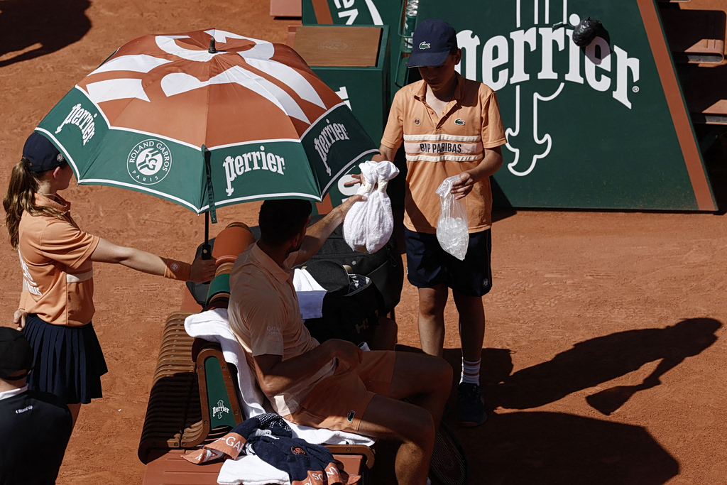 Καύσωνας: Πώς εξουθενώνει τους παίκτες του Roland Garros; Πάγος και ανεμιστηράκια
