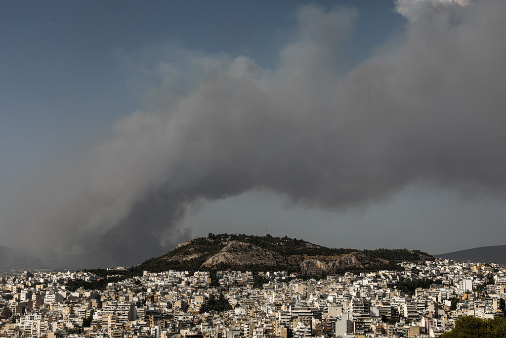 Φωτιά στο Λυκαβηττό: Πού έχει διακοπεί η κυκλοφορία των οχημάτων