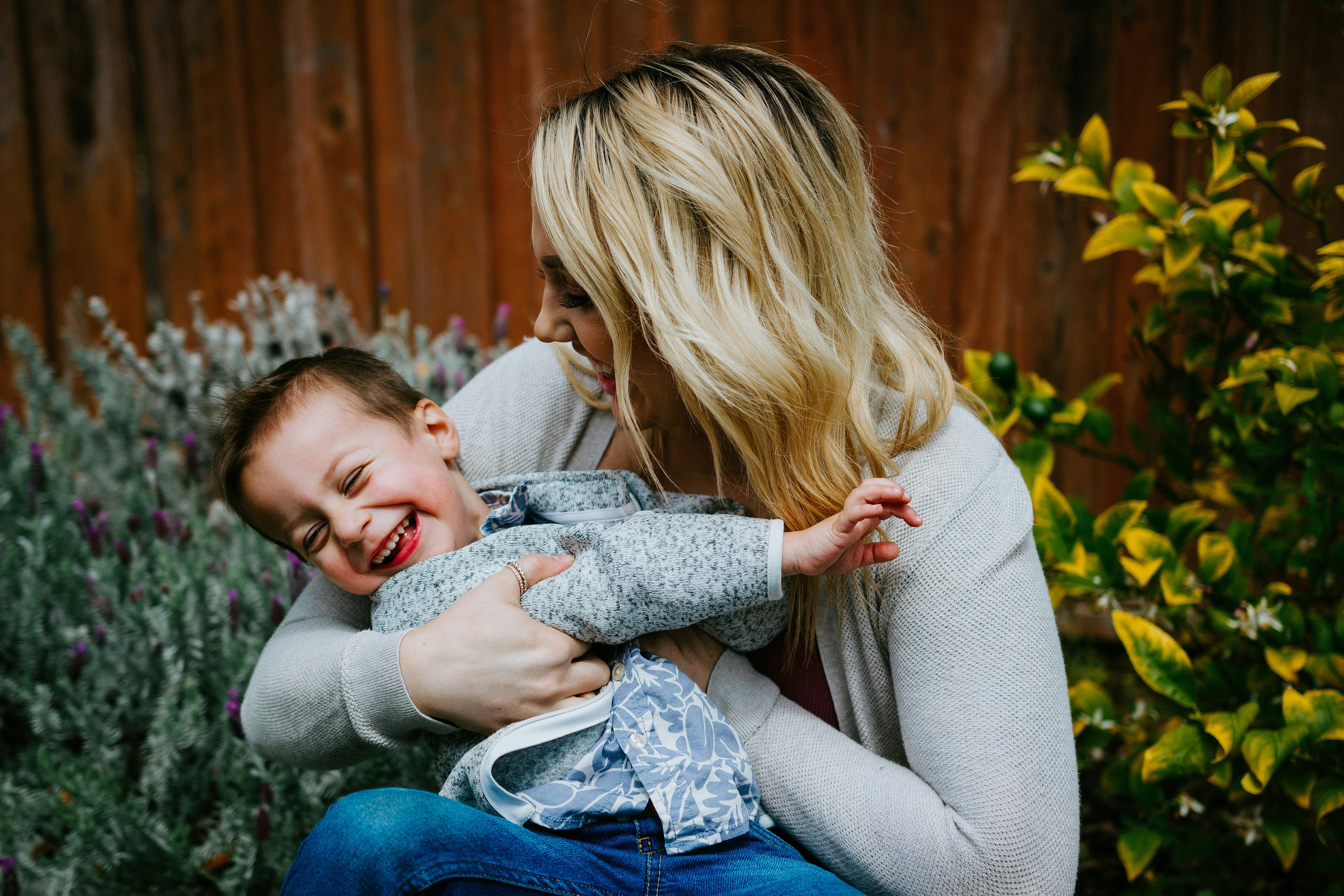 Beta Mom: Η νέα τάση στη μητρότητα που αποδομεί την «τελειότητα» του Instagram