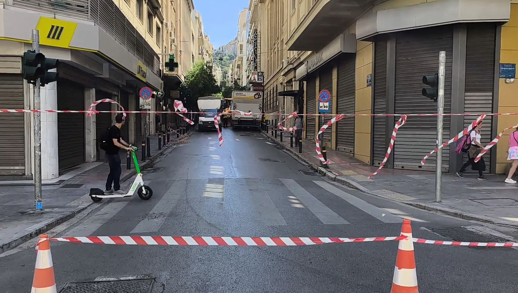 Αμερικής: Εκτός κυκλοφορίας μετά από σπάσιμο αγωγού της ΕΥΔΑΠ