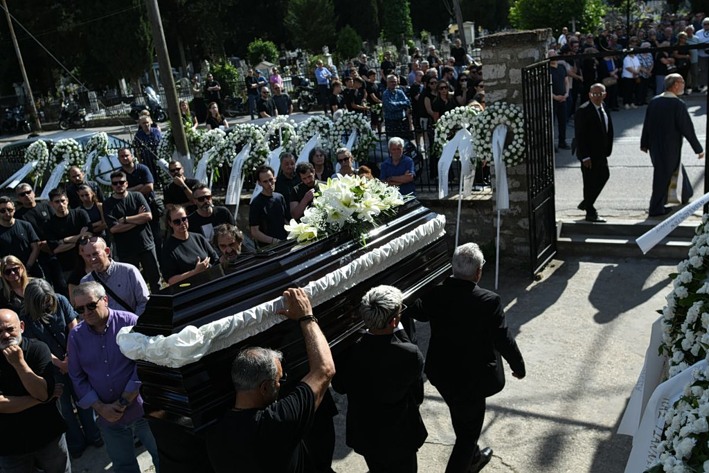 Συγκίνηση στην κηδεία του Μάριου Οικονόμου στα Ιωάννινα