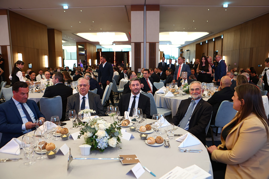 ΠαΣοΚ: «Μούφα» το φιλμ νουάρ με τον Άδωνι και τη Ζωή