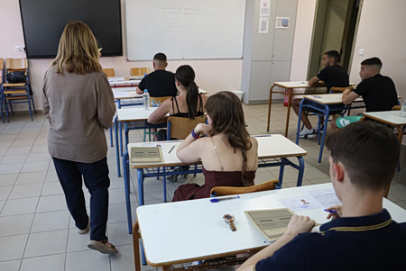 Πανελλήνιες 2026, ΓΕΛ: Σε ποια μαθήματα εξετάζονται σήμερα οι υποψήφιοι