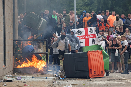 Πολιτική θύελλα στη Βρετανία για τη δολοφονία Νόβακ – Πού στοχεύει η Ακροδεξιά