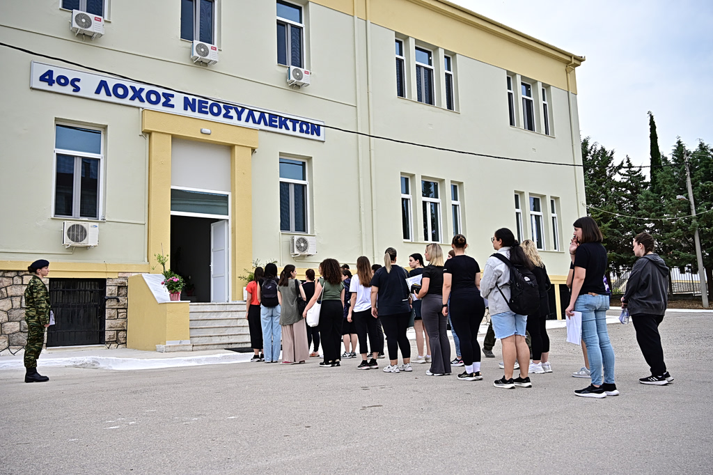Το καλωσόρισμα από Μητσοτάκη και Δένδια στις γυναίκες που κατατάχθηκαν στον Στρατό